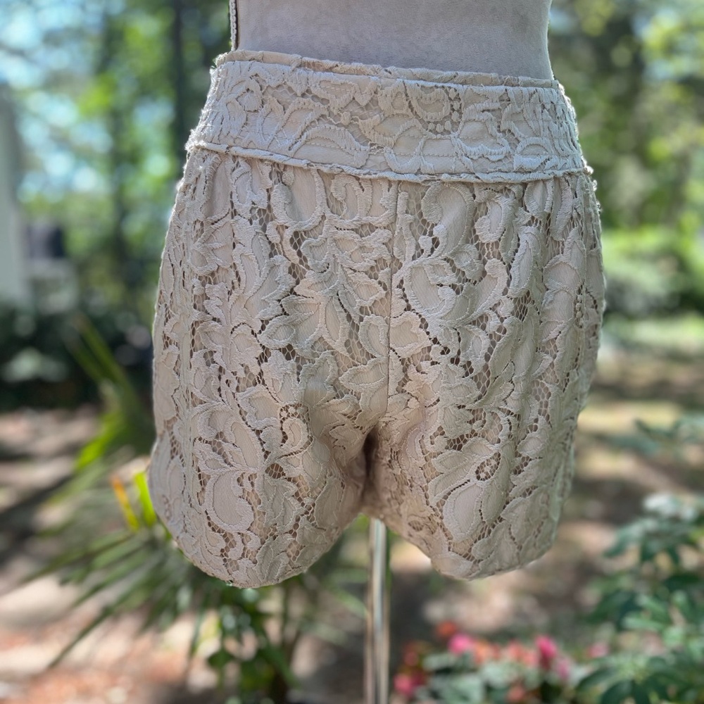 DIANE von FURSTENBERG Crème Lace Shorts, Size 2, EUC - Picture 2 of 14
